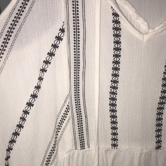 Super cute Mudd flowy summer top - Picture 3 of 6